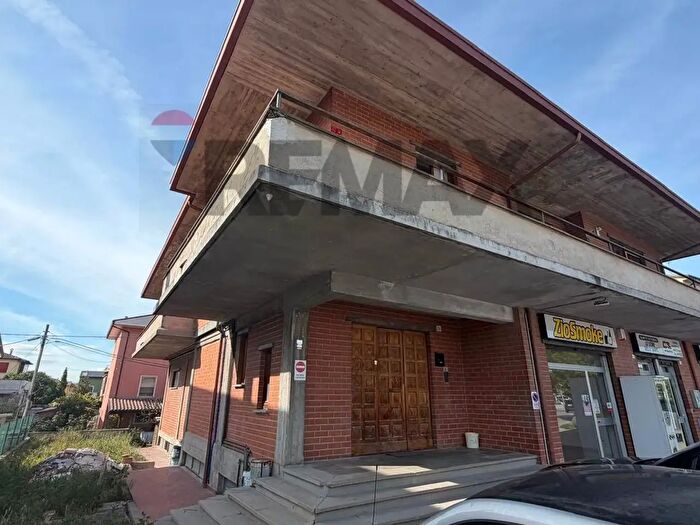 Appartamento con 8 locali in vendita in Via Fiamenga, Foligno