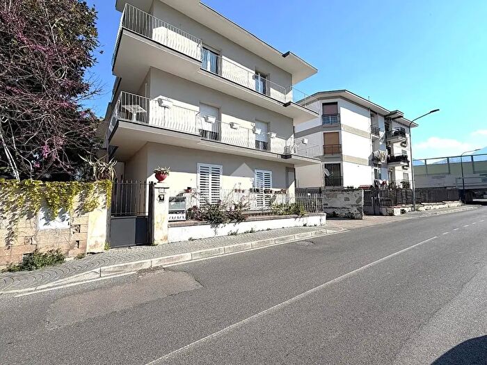 Appartamento trilocale in vendita in Via Dalbono, Portici