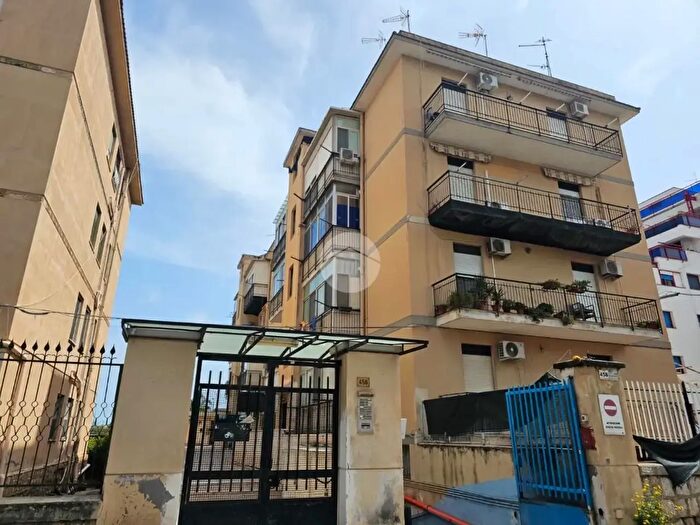 Appartamento trilocale in vendita in Via Oreto, Palermo