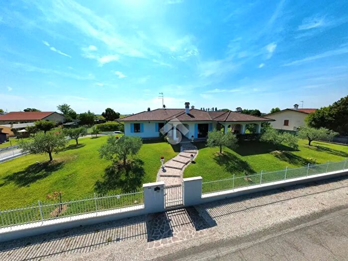 Casa con 5 locali in vendita in Via Caduti del Lavoro, Curtatone