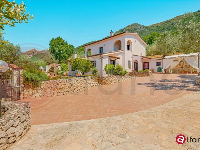 Casa con 10 locali in vendita in Via Vicini, Castrocielo