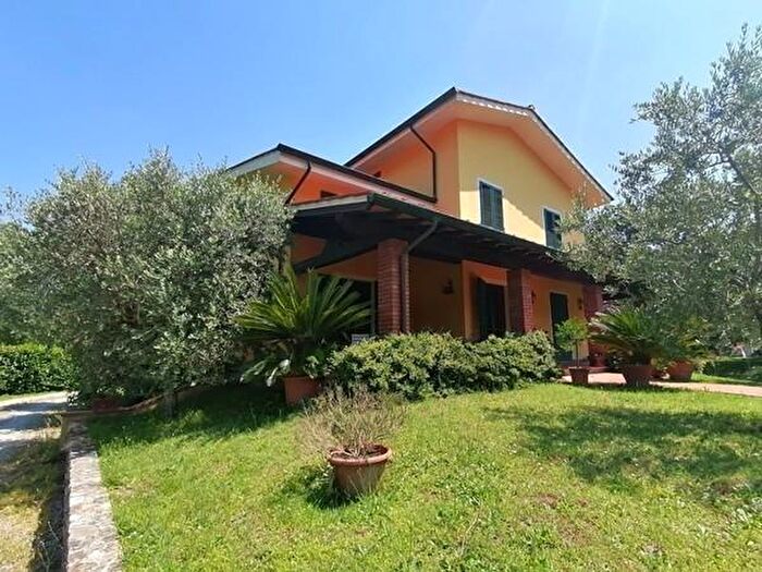 Casa con 10 locali in vendita in Lucca