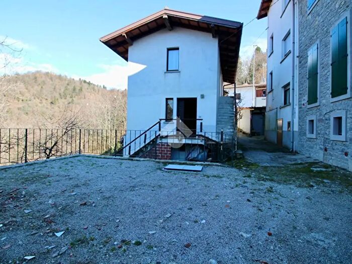 Casa quadrilocale in vendita in Via Lombai, Grimacco