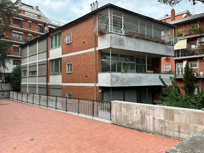 Appartamento con 5 locali in vendita in Via Mario Fani, Roma