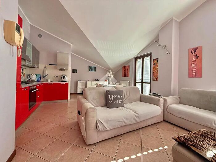 Appartamento trilocale in vendita in Via Vesture, Calvenzano