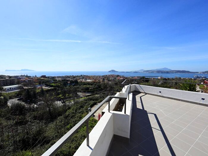 Appartamento quadrilocale in affitto in Via Vecchia delle Vigne, Pozzuoli Alta, Pozzuoli