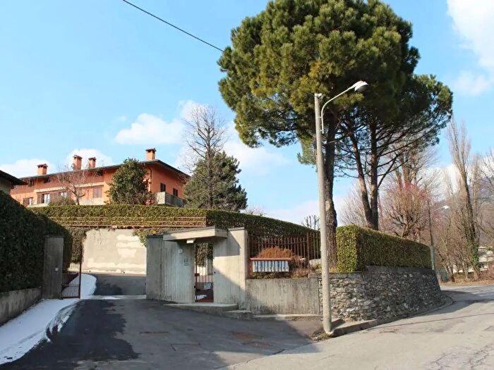 Appartamento con 5 locali in affitto in Via Ariberto da Intimiano, Como