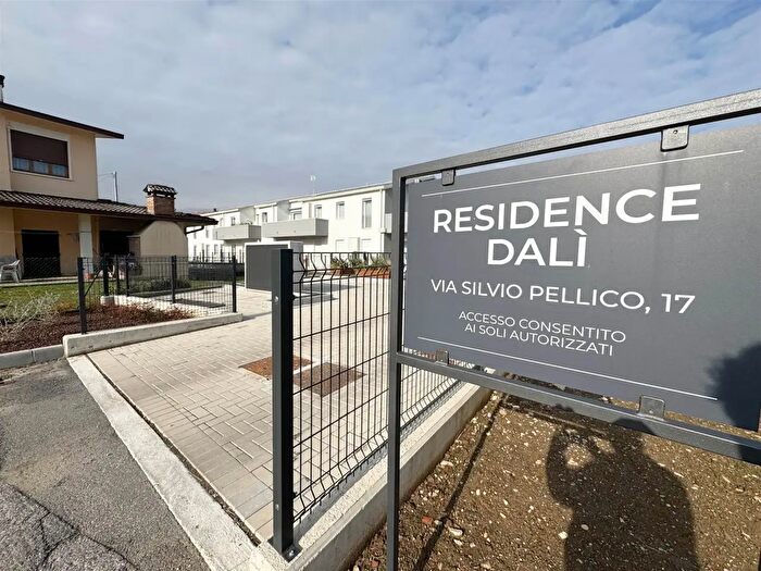 Appartamento con 7 locali in vendita in Via Silvio Pellico, Costabissara