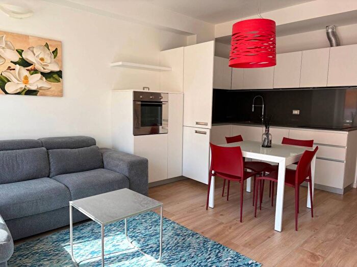 Appartamento trilocale in affitto in Via Antonio Cantore, Centro Storico, Verona