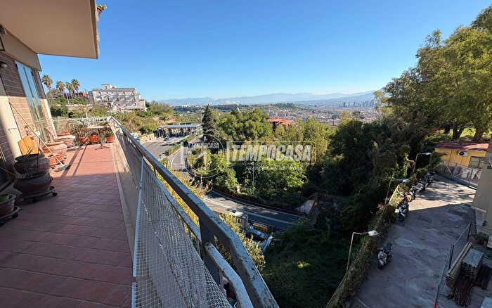 Appartamento con 5 locali in vendita in Via Carlo Cattaneo, Napoli