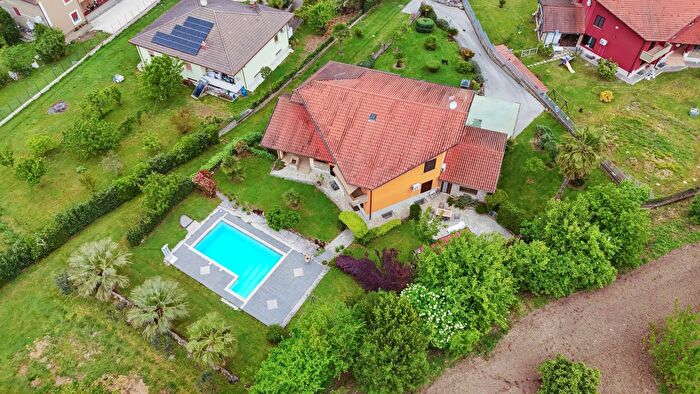 Casa con 6 locali in vendita in Via Paradiso, Limatola