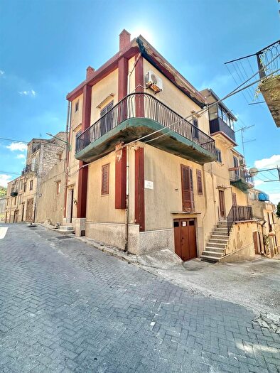 Casa con 10 locali in vendita in Bisacquino