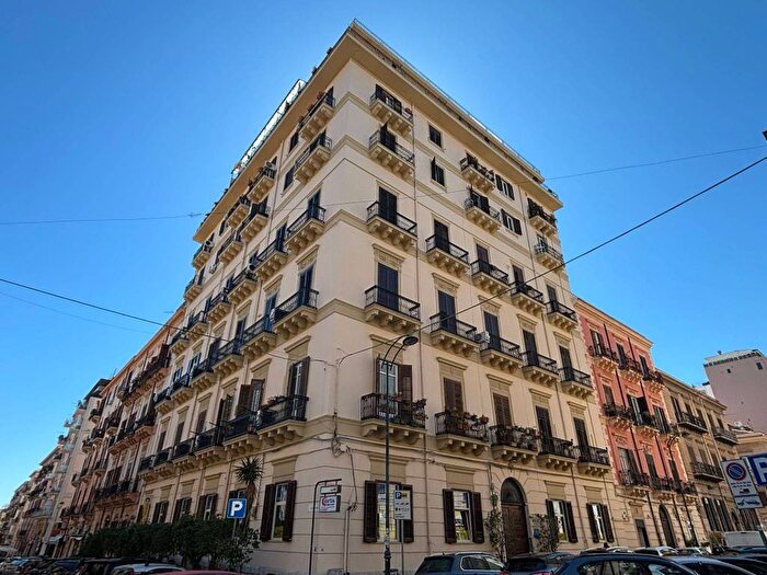 Appartamento con 5 locali in affitto in Via Gaetano Daita, Politeama Ruggiero Settimo, Palermo