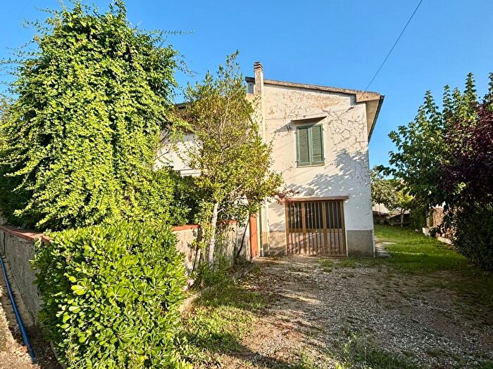 Casa con 9 locali in vendita in Terricciola