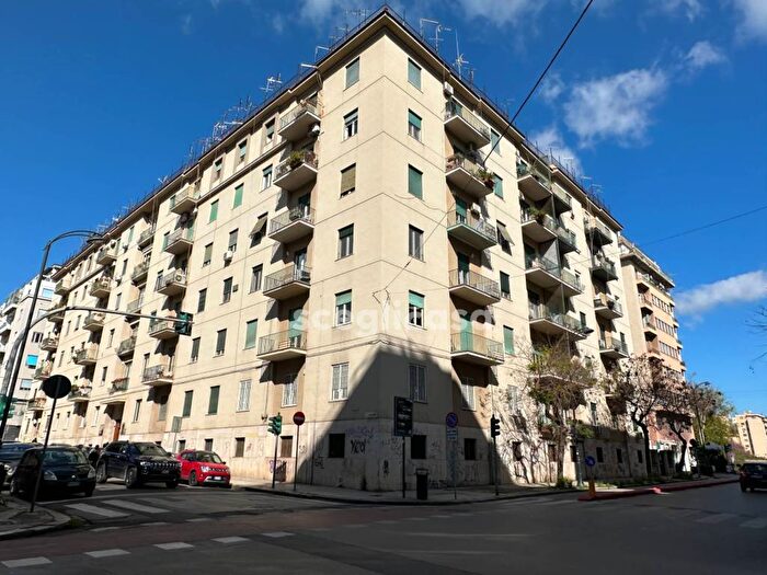 Appartamento con 6 locali in affitto in Via Giuseppe La Farina, Politeama Ruggiero Settimo, Palermo