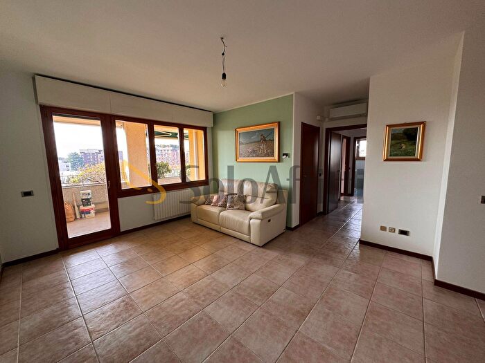 Appartamento trilocale in affitto in Via Pitagora, Monza