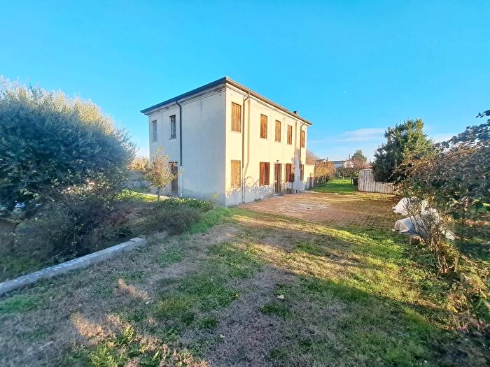 Casa con 10 locali in vendita in Via Martiri di Belfiore, Rovigo