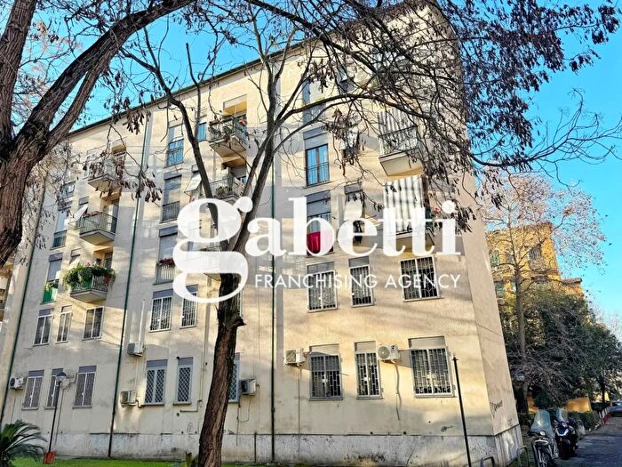 Appartamento con 5 locali in vendita in Via dei Ciclamini, Roma