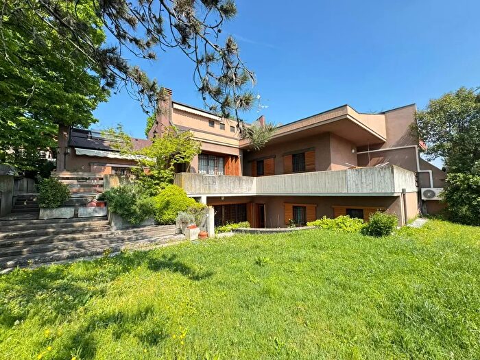 Casa con 7 locali in vendita in Via Papa Giovanni XXIII, Monte San Pietro