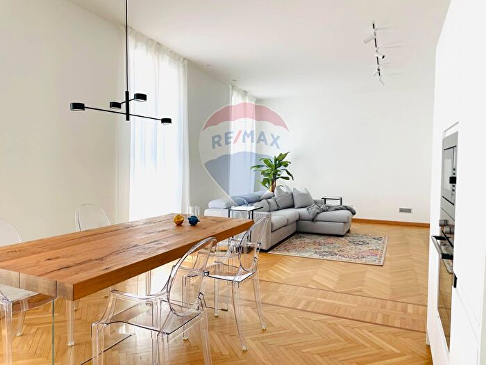 Appartamento trilocale in vendita in Via Aldo Mazza, Gavirate