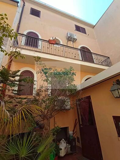 Casa con 7 locali in vendita in Siracusa