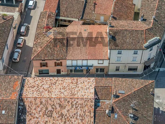 Casa con 14 locali in vendita in Via Mazzini, Asola