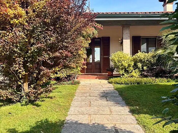 Casa con 7 locali in vendita in Curtatone