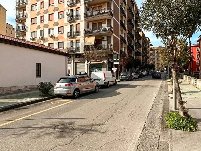 Appartamento con 6 locali in vendita in Via Simonetta, Cosenza