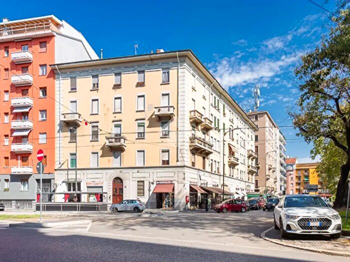 Appartamento trilocale in vendita in Via Console Marcello, Milano