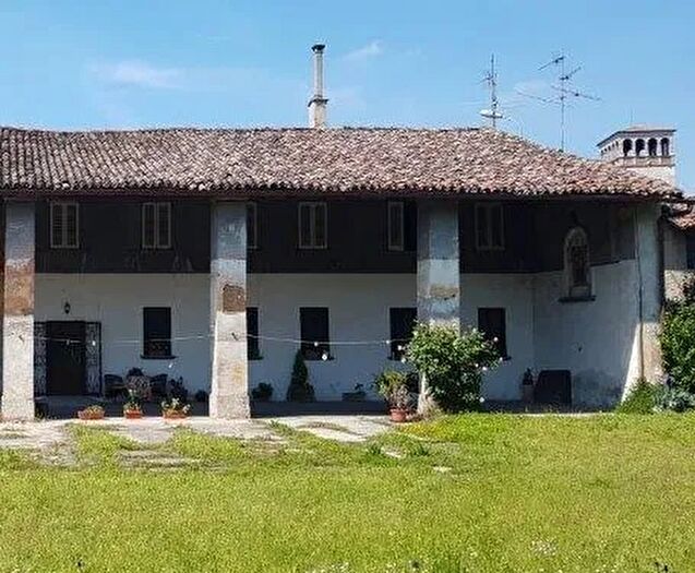 Casa con 6 locali in vendita in Pandino