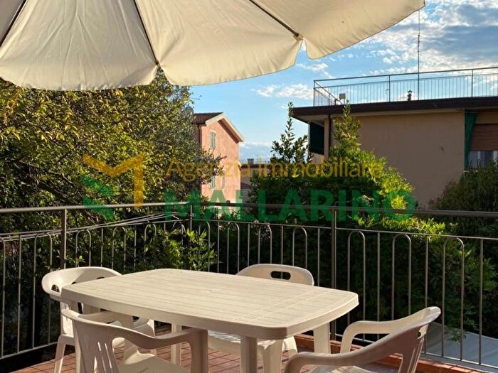 Appartamento trilocale in affitto in Vico Scarrone, Centro, Finale Ligure