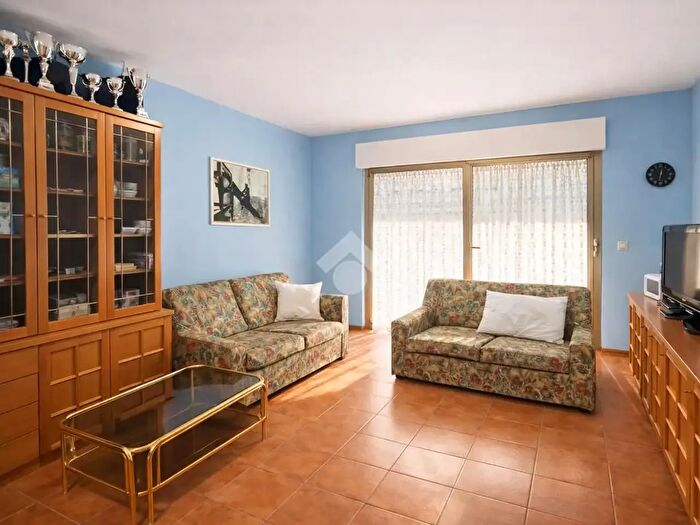 Appartamento trilocale in vendita in Via Libero Leonardi, Roma