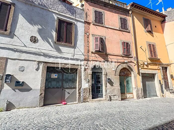 Appartamento trilocale in vendita in Via San Pietro, Viterbo