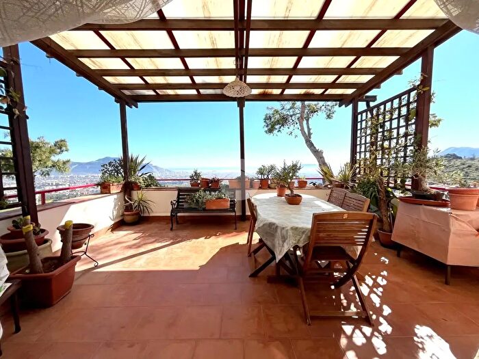 Appartamento quadrilocale in vendita in Via Ruffo di Calabria, Palermo