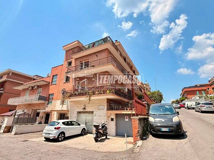 Appartamento trilocale in vendita in Via Tromello, Roma