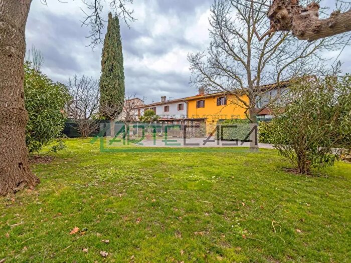 Casa con 8 locali in vendita in Cascina