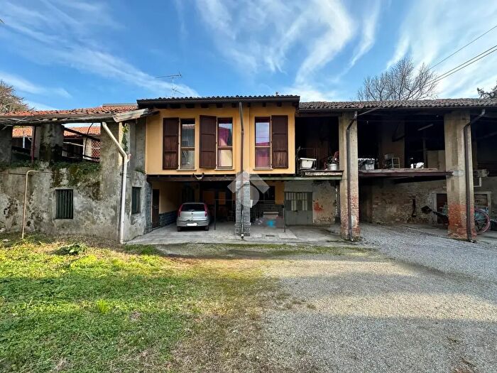 Casa con 6 locali in vendita in Via Circonvallazione, Casatenovo
