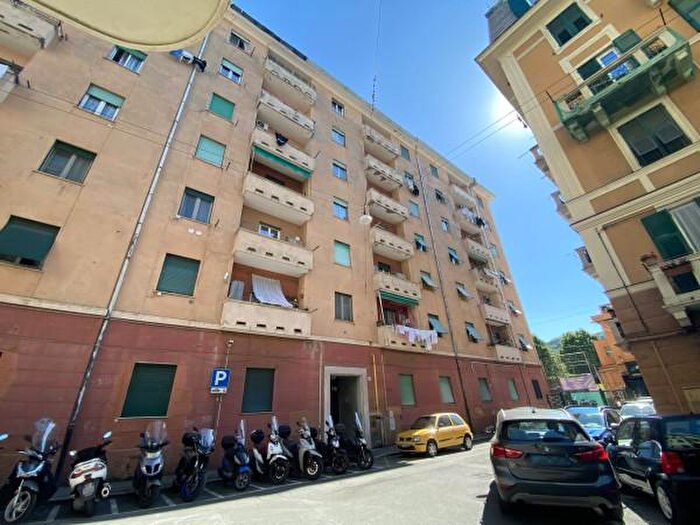 Appartamento trilocale in vendita in Via Gio Batta Roggerone, Genova