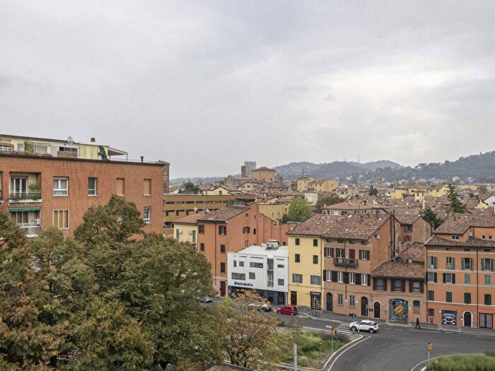 Appartamento con 6 locali in vendita in Via Ugo Lenzi, San Felice, Bologna