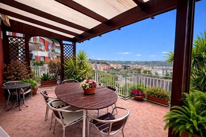 Appartamento trilocale in affitto in Via Vincenzo Tiberio, Fuorigrotta, Napoli