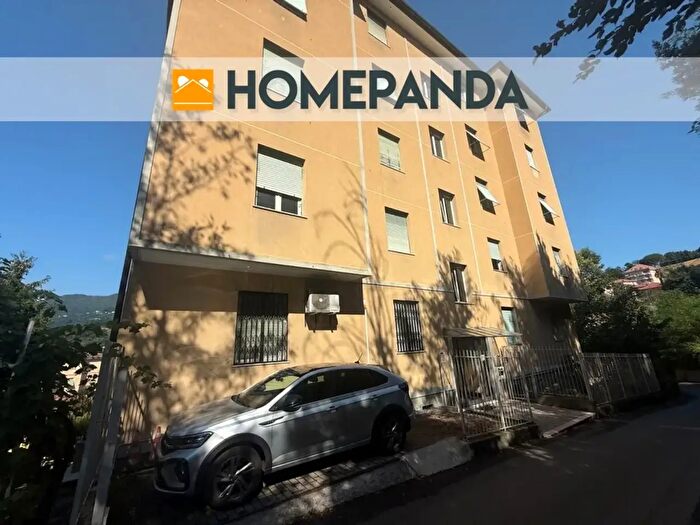 Appartamento trilocale in vendita in Via Val d'Astico, Genova