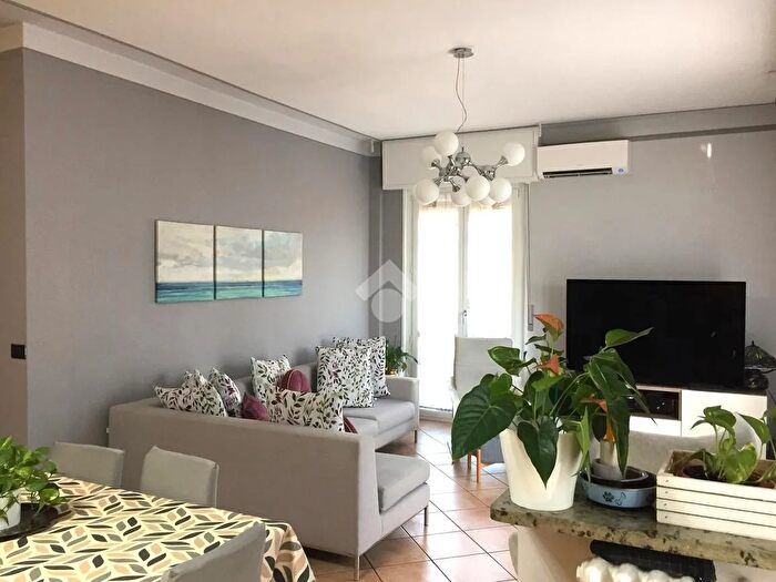 Appartamento trilocale in vendita in Via Ruggero da Parma, Parma