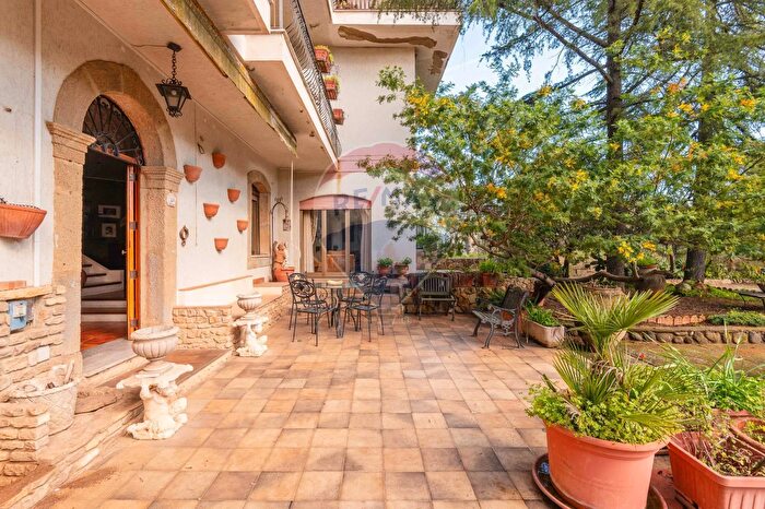 Casa con 14 locali in vendita in Via degli Oleandri a, Caltagirone