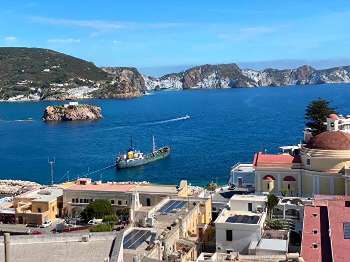 Casa con 6 locali in affitto in Via Parata, Centro, Ponza