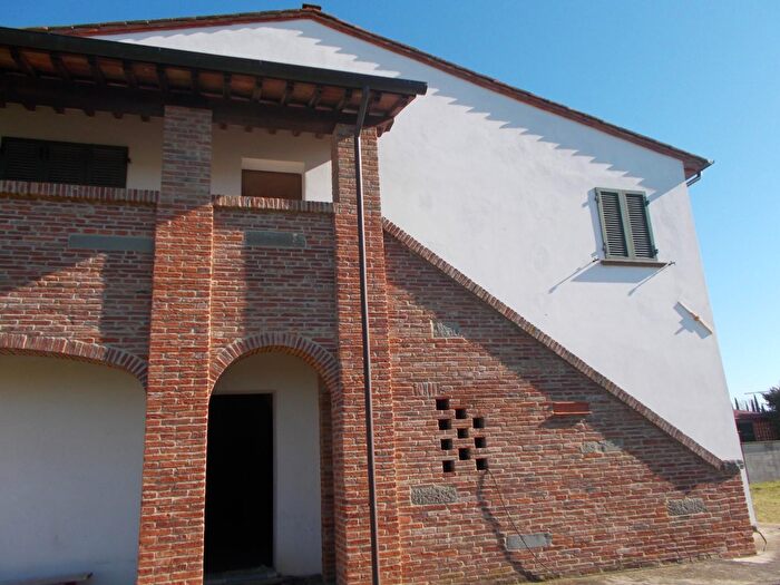 Casa con 9 locali in vendita in Crespina Lorenzana