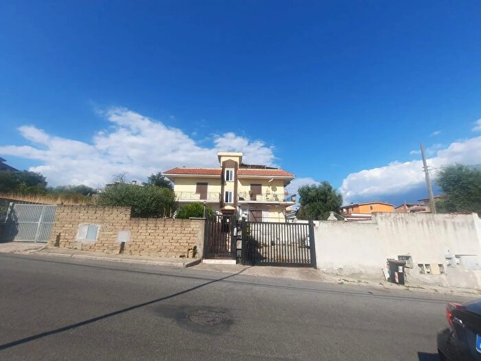 Appartamento trilocale in vendita in Via Condofuri, Roma