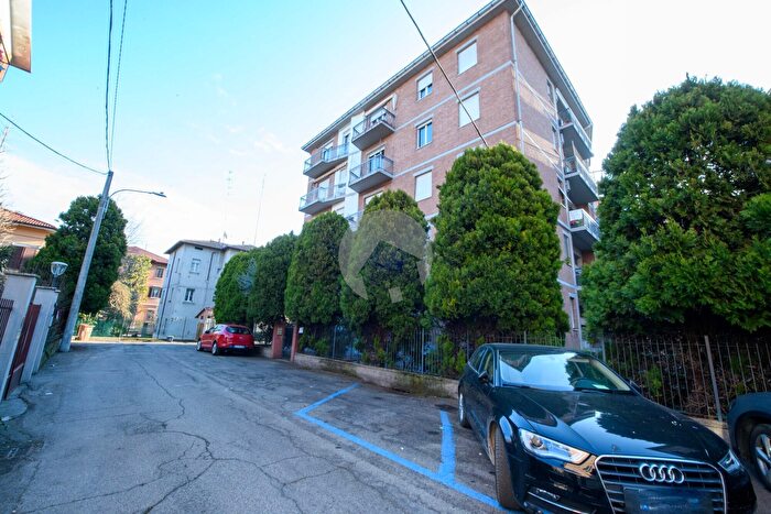 Appartamento con 6 locali in vendita in Via Motta, Reggio Emilia