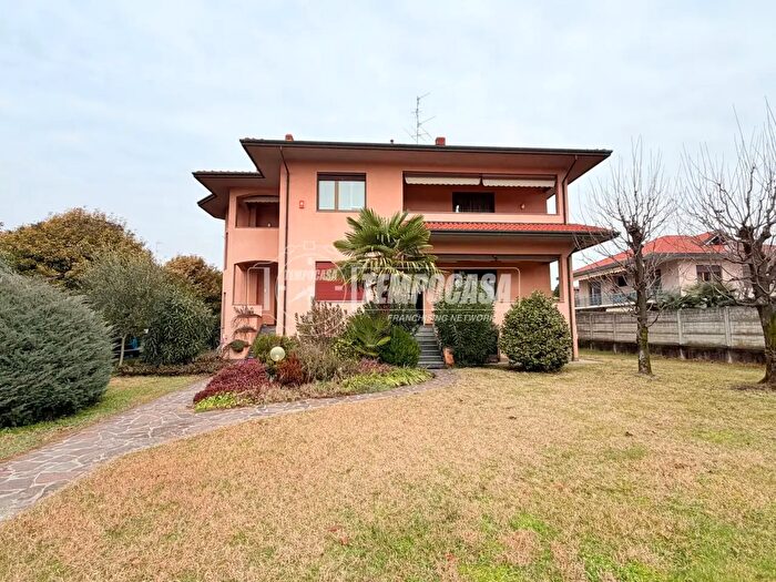 Casa con 6 locali in vendita in Via Camillo Benso Conte di Cavour, Vanzaghello