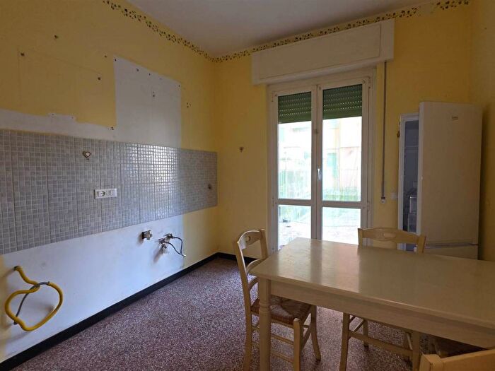 Appartamento con 5 locali in affitto in Bolzaneto, Genova