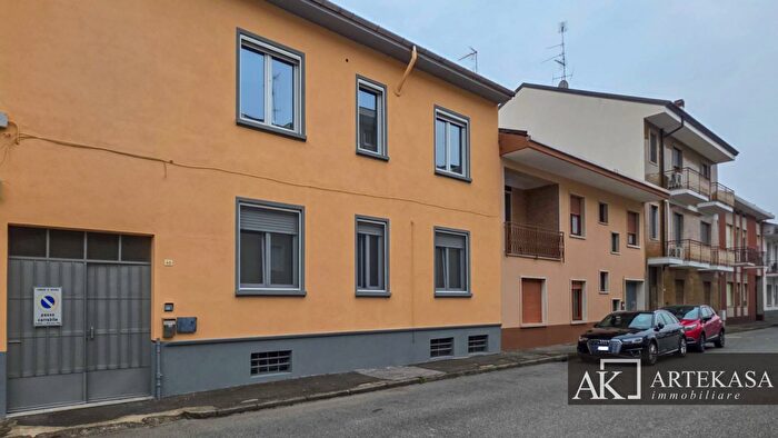 Casa con 6 locali in vendita in Strada Privata Pastorini, Novara